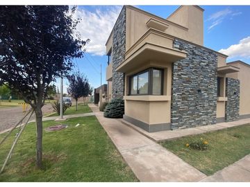 VENDO CHALET AMPLIO MODERNO EN BARRIO PRIVADO PINAR DEL SOL VI MAIPU