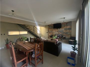VENDO CHALET AMPLIO MODERNO EN BARRIO PRIVADO PINAR DEL SOL VI MAIPU