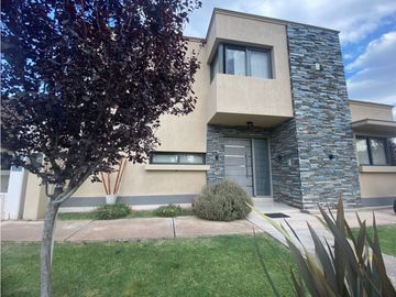VENDO CHALET AMPLIO MODERNO EN BARRIO PRIVADO PINAR DEL SOL VI MAIPU