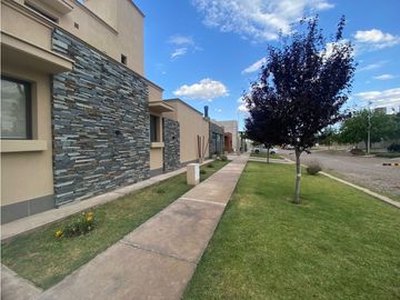 VENDO CHALET AMPLIO MODERNO EN BARRIO PRIVADO PINAR DEL SOL VI MAIPU