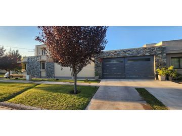 VENDO CHALET  MODERNO EN B PRIVADO PINAR DEL SOL VI MAIPU GUTIERREZ