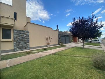 VENDO CHALET AMPLIO MODERNO EN BARRIO PRIVADO PINAR DEL SOL VI MAIPU