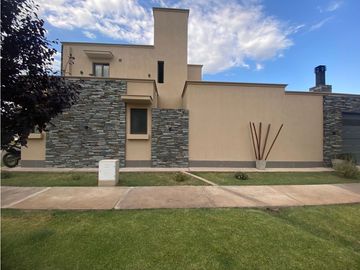 VENDO CHALET AMPLIO MODERNO EN BARRIO PRIVADO PINAR DEL SOL VI MAIPU