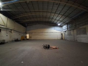VENTA NAVE INDUSTRIAL MERLO OFIC SALIDA A 3 CALLES