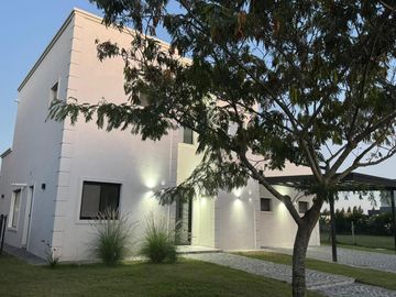Casa en venta - 4 Dormitorios 4 Baños - 1.020Mts2 - Escobar