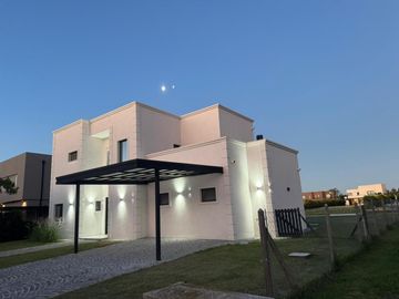 Casa en venta - 4 Dormitorios 4 Baños - 1.020Mts2 - Escobar