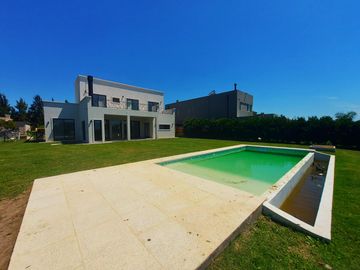 Casa en venta - 4 Dormitorios 4 Baños - 1.020Mts2 - Escobar
