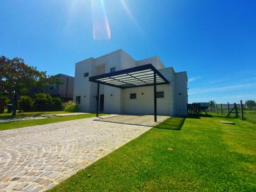 Casa en venta - 4 Dormitorios 4 Baños - 1.020Mts2 - Escobar