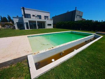Casa en venta - 4 Dormitorios 4 Baños - 1.020Mts2 - Escobar