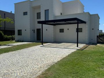 Casa en venta - 4 Dormitorios 4 Baños - 1.020Mts2 - Escobar