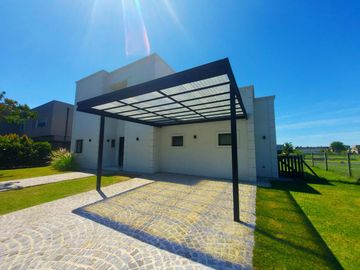 Casa en venta - 4 Dormitorios 4 Baños - 1.020Mts2 - Escobar