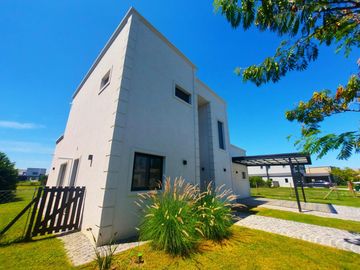 Casa en venta - 4 Dormitorios 4 Baños - 1.020Mts2 - Escobar