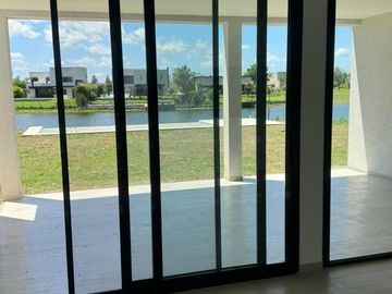 Casa en venta - 4 Dormitorios 4 Baños - 1.020Mts2 - Escobar