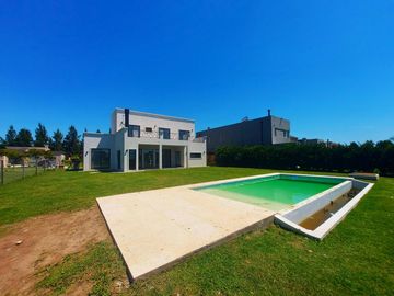 Casa en venta - 4 Dormitorios 4 Baños - 1.020Mts2 - Escobar