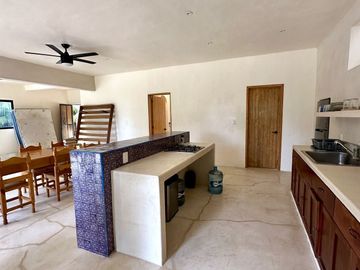 SE VENDE TERRENO EN RAUDALES, Q. ROO, CON BELLA CASA A ORILLA DEL LAGO
