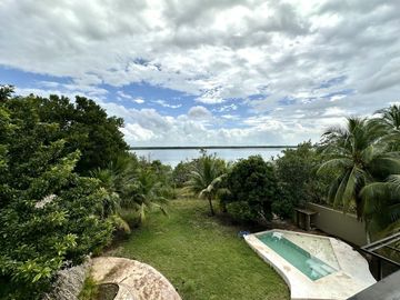 SE VENDE TERRENO EN RAUDALES, Q. ROO, CON BELLA CASA A ORILLA DEL LAGO