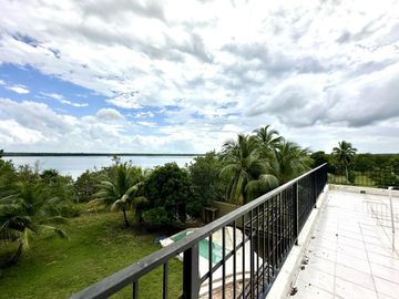 SE VENDE TERRENO EN RAUDALES, Q. ROO, CON BELLA CASA A ORILLA DEL LAGO