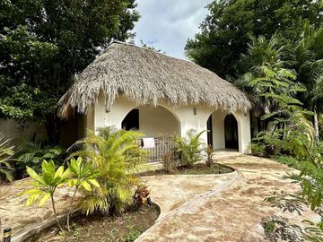 SE VENDE TERRENO EN RAUDALES, Q. ROO, CON BELLA CASA A ORILLA DEL LAGO