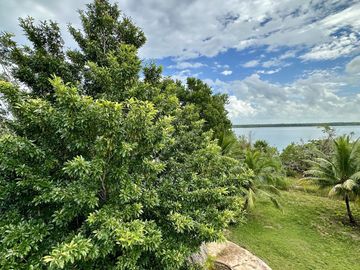 SE VENDE TERRENO EN RAUDALES, Q. ROO, CON BELLA CASA A ORILLA DEL LAGO
