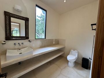 SE VENDE TERRENO EN RAUDALES, Q. ROO, CON BELLA CASA A ORILLA DEL LAGO