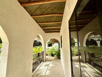 SE VENDE TERRENO EN RAUDALES, Q. ROO, CON BELLA CASA A ORILLA DEL LAGO