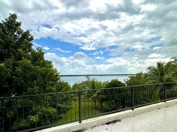 SE VENDE TERRENO EN RAUDALES, Q. ROO, CON BELLA CASA A ORILLA DEL LAGO