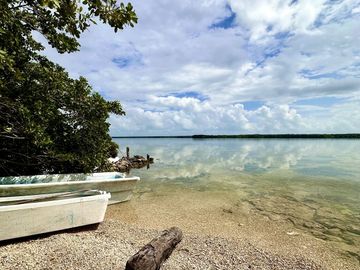 SE VENDE TERRENO EN RAUDALES, Q. ROO, CON BELLA CASA A ORILLA DEL LAGO