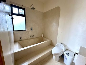 SE VENDE TERRENO EN RAUDALES, Q. ROO, CON BELLA CASA A ORILLA DEL LAGO