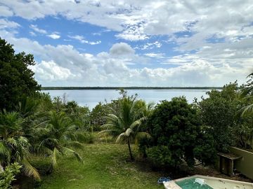 SE VENDE TERRENO EN RAUDALES, Q. ROO, CON BELLA CASA A ORILLA DEL LAGO