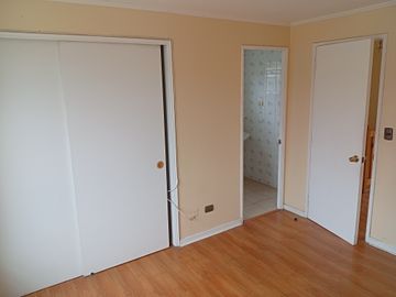Se vende casa de dos pisos en Condominio en Tte Serrano