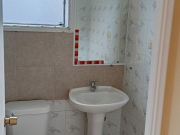 Se vende casa de dos pisos en Condominio en Tte Serrano