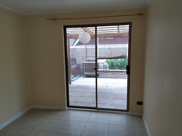 Se vende casa de dos pisos en Condominio en Tte Serrano