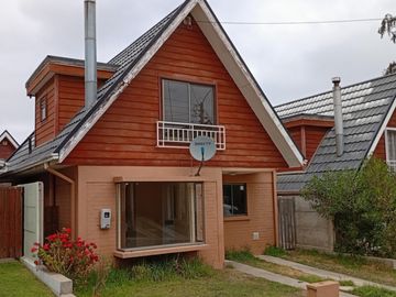 Se vende casa de dos pisos en Condominio en Tte Serrano