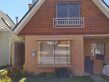 Se vende casa de dos pisos en Condominio en Tte Serrano