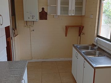 Se vende casa de dos pisos en Condominio en Tte Serrano