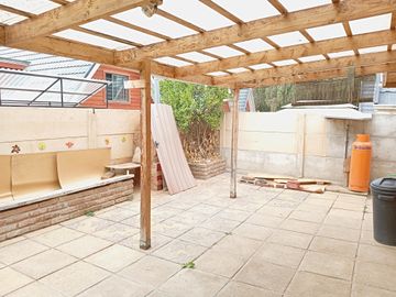 Se vende casa de dos pisos en Condominio en Tte Serrano