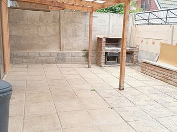 Se vende casa de dos pisos en Condominio en Tte Serrano