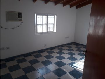 Casa 5 Ambientes en 2 plantas Vende-permuta-Ituzaingo Norte