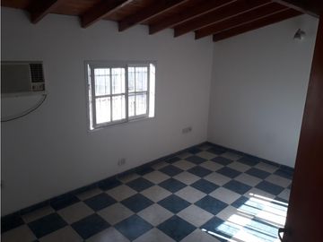 Casa 5 Ambientes en 2 plantas Vende-permuta-Ituzaingo Norte