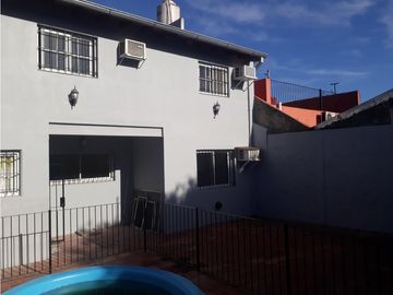 Casa 5 Ambientes en 2 plantas Vende-permuta-Ituzaingo Norte