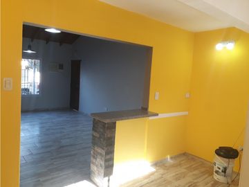 Casa 5 Ambientes en 2 plantas Vende-permuta-Ituzaingo Norte