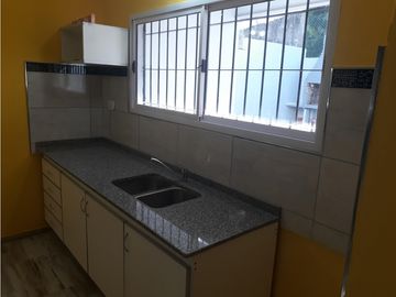 Casa 5 Ambientes en 2 plantas Vende-permuta-Ituzaingo Norte
