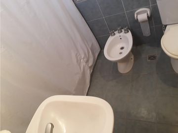 Casa 5 Ambientes en 2 plantas Vende-permuta-Ituzaingo Norte
