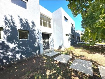 Casa 4 Ambientes en venta en Altos del Sol-Oportunidad-Permuta