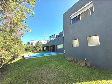 Casa 4 Ambientes en venta en Altos del Sol-Oportunidad-Permuta