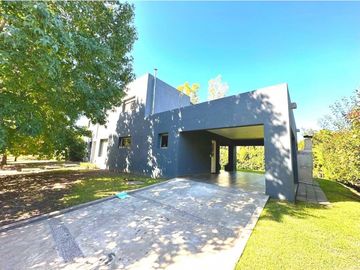 Casa 4 Ambientes en venta en Altos del Sol-Oportunidad-Permuta