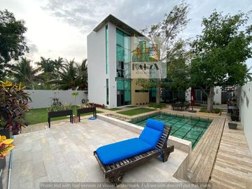 CASA EN VENTA EN CANCUN CON ALBERCA Y PANELES EN RESIDENCIAL