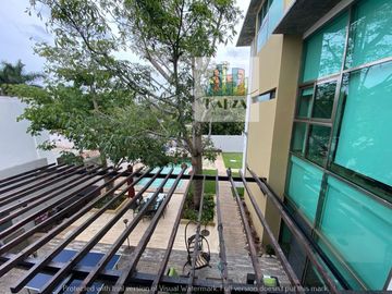 CASA EN VENTA EN CANCUN CON ALBERCA Y PANELES EN RESIDENCIAL