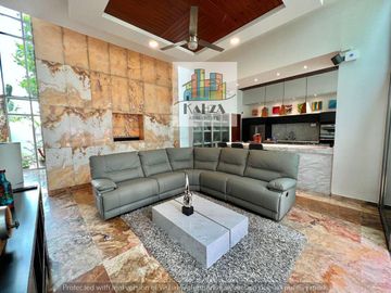 CASA EN VENTA EN CANCUN CON ALBERCA Y PANELES EN RESIDENCIAL