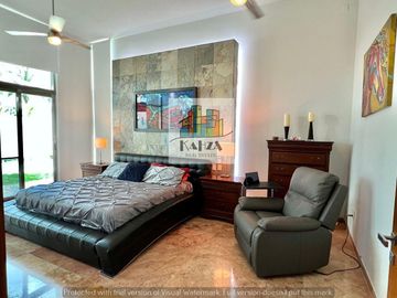 CASA EN VENTA EN CANCUN CON ALBERCA Y PANELES EN RESIDENCIAL